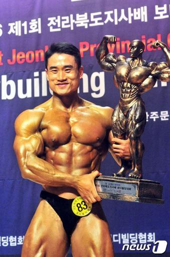 12일 완주문예회관에서 열린 제1회 전라북도지사배 보디빌딩대회에서 이상준 선수가 영예의 그랑프리 대상을 수상하고, 기념촬영을 하고 있다.(전북도보디빌딩협회 제공)2016.11.13/뉴스1 ⓒ News1 박아론 기자