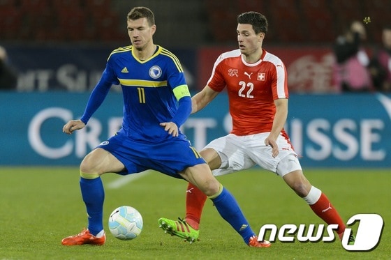 보스니아-헤르치코비나의 주장 에딘 제코(왼쪽) ⓒ AFP=News1