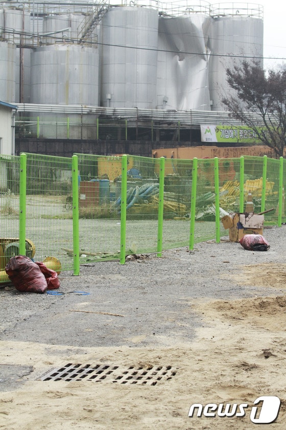경남 밀양시 무안면 한 재생에너지 업체에서 동물성 기름 1톤 정도가 유출돼 환경 당국이 긴급방제작업을 벌이고 있다. ⓒ News1 이철우 기자