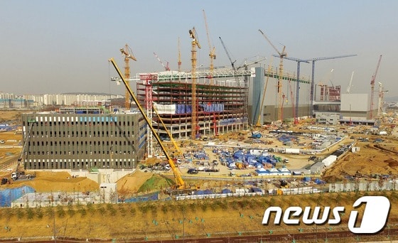16일 오후 경기도 평택시 고덕산업단지내에 삼성반도체평택캠퍼스가 2017년 하반기 완공을 목표로 공사가 한창이다. 2016.11.16/뉴스1 ⓒ News1 박세연 기자