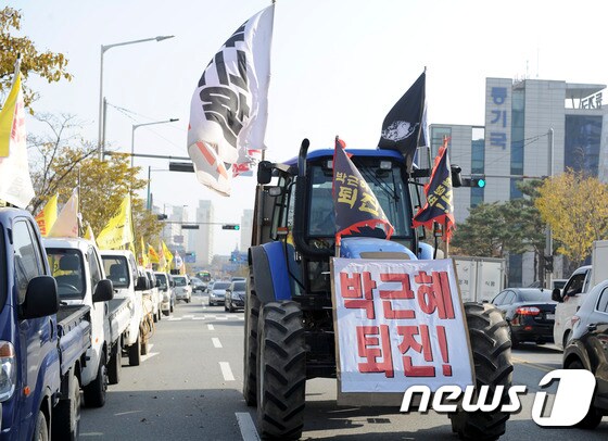 전국농민회총연맹과 전국여성농민회총연합 광주·전남연합 농민들이 17일 오전 광주 시청 앞에서 박근혜 대통령 퇴진 촉구 기자회견을 마친 뒤 트렉터와 트럭 등 16대의 농기계를 몰고 행진하고 있다. 2016.11.17/뉴스1 ⓒ News1 신채린 기자