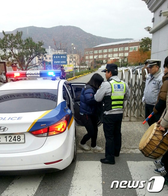 전남경찰청 소속 경찰관이 전남 순천시 순천강남여고에 수험생을 내려주고 있다.&#40;전남지방경찰청 제공&#41;/뉴스1 ⓒ News1