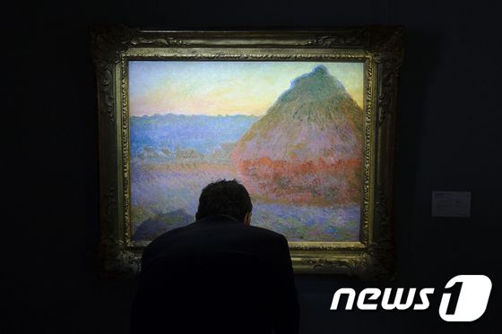 프랑스 인상파 화가 클로드 모네(1840~1926)의 건초더미 연작 중 '지베르니 석양의 건초더미'(Meule, soleil Couchant·1981) ⓒ AFP=뉴스1