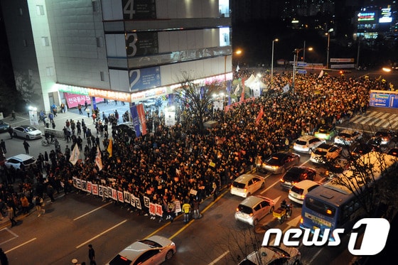 '박근혜 퇴진 춘천 시국대회'가 열린 19일 시민들이 강원도 춘천시 석사동 로데오사거리에서 새누리당 김진태 국회의원 사무실 앞 까지 행진을 펼치고 있다. 2016.11.19/뉴스1 ⓒ News1 박하림 기자