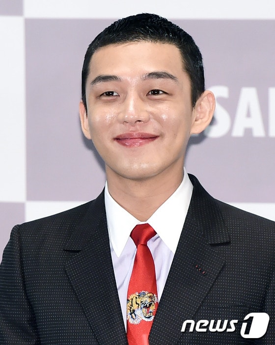 배우 유아인이 2일 오후 서울 여의도cgv에서 열린 ‘청룡영화상’에 참석해 미소를 짓고 있다. ⓒ News1 권현진 기자