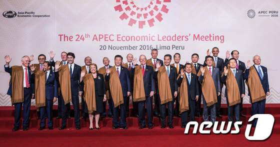 2016 APEC 정상회의 회원국 지도자들이 20일(현지시간) 페루 리마에서 열린 본회의에서 단체 기념사진을 찍고 있다. 앞줄 왼쪽부터 맬컴 턴불 호주 총리, 하사날 볼키아 브루나이 술탄, 저스틴 트뤼도 캐나다 총리, 미첼 바첼레트 칠레 대통령, 시진핑 중국 국가주석, 페드로 파블로 쿠친스키 페루 대통령, 렁춘잉 홍콩 행정장관, 유수프 칼라 인도네시아 부통령, 아베 신조 일본 총리, 황교안 총리, 나집 라작 말레이시아 총리. 뒷줄 왼쪽부터 일데폰소 과하르도 멕시코 경제부 장관, 존 키 뉴질랜드 총리, 피터 오닐 파푸아뉴기니 총리, 페르펙토 야사이 필리핀 외무장관, 블라디미르 푸틴 러시아 대통령, 리셴룽 싱가포르 총리, 쑹추위 대만 APEC 특사, 쁘라진 준통 태국 부총리, 버락 오바마 미국 대통령, 쩐 다이 꽝 베트남 국가주석. ⓒ AFP=뉴스1