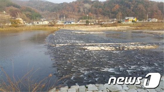 부산국토청이  22일  국가하천인  황강  거창지구  하천환경정비사업을  준공한다. 사진은  하천  정비사업을  시작하기전에  모습이다.(부산국토청  사진제공) ⓒ News1 강영범기자