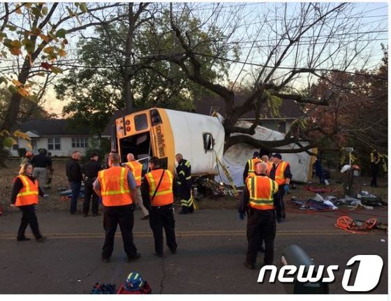 미 테네시주 남부 채터누가에서 21일 스쿨버스가 나무와 충돌해 어린이 사망자가 대거 발생했다.[출처=트위터=]ⓒ News1