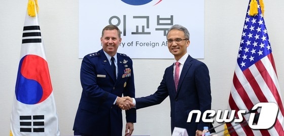 여승배 외교부 북미국장(오른쪽)과 토머스 버거슨 주한미군 부사령관이 22일 오후 서울 종로구 외교부에서 열린 제197차 주한미군지위협정(SOFA) 합동위원회에서 악수를 나누고 있다.  2016.11.22/뉴스1 ⓒ News1 박지혜 기자