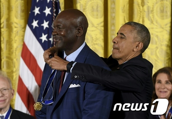 '농구황제' 마이클 조던이 23일(한국시간) 버락 오바마 미국 대통령에게 자유 메달을 수여받고 있다. ⓒ News1