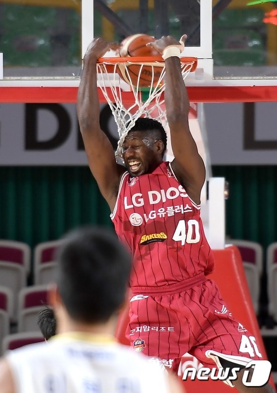 창원 LG 메이스가 24일 KCC전에서 덩크슛을 터트리고 있다.(KBL 제공)ⓒ News1