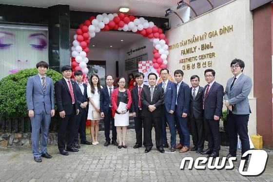 최근 베트남 다낭에 개원한 패밀리-비엘성형피부센터. 비엘성형외과피부과의원의 현지 합작병원은 대구지역 병원의 여섯번째 해외 진출 사례다./사진제공=대구시ⓒ News1