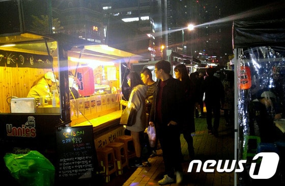 70~80년대 울산시민들의 애환을 달랬던 포장마차 거리인 태화강변에 새로운 푸드트럭존이 들어서 주목을 받고 있다. ⓒ News1