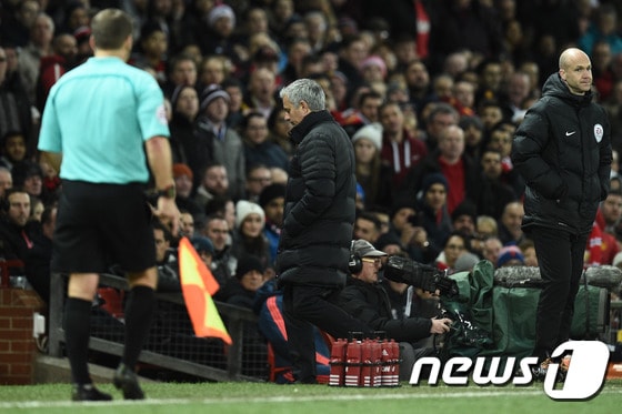 맨체스터 유나이티드의 주제 무리뉴 감독이 28일(한국시간) 영국 맨체스터의 올드 트래포드에서 열린 웨스트 햄과의 2016-17 잉글랜드 프리미어리그 13라운드에서 퇴장 당하고 있다. ⓒ AFP=News1