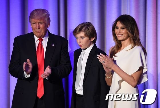 (왼쪽부터) 도널드 트럼프 미국 대통령 당선인과 아들 배런, 부인 멜라니아.  ⓒ AFP=뉴스1