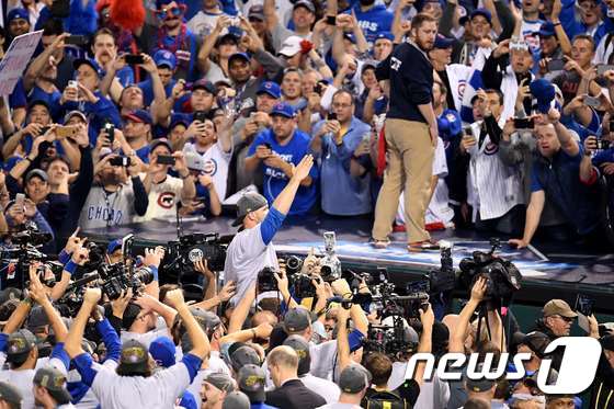시카고 컵스 선수와 팬들이 3일(한국시간) 오하이오 주 클리블랜드 프로그레시브 필드에서 열린 2016 메이저리그 월드시리즈 7차전에서 클리블랜드 인디언스를 꺾은 뒤 기뻐하고 있다. ⓒ AFP=Nesw1
