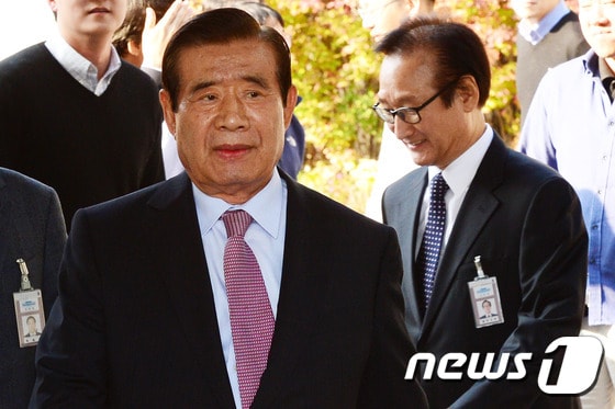 한광옥 대통령 비서실장 내정자(왼쪽)와 허원제 청와대 정무수석 내정자가 3일 오후 서울 종로구 청와대 춘추관에서 열린 기자회견을 마치고 나서고 있다. 2016.11.3/뉴스1 ⓒ News1 임세영 기자