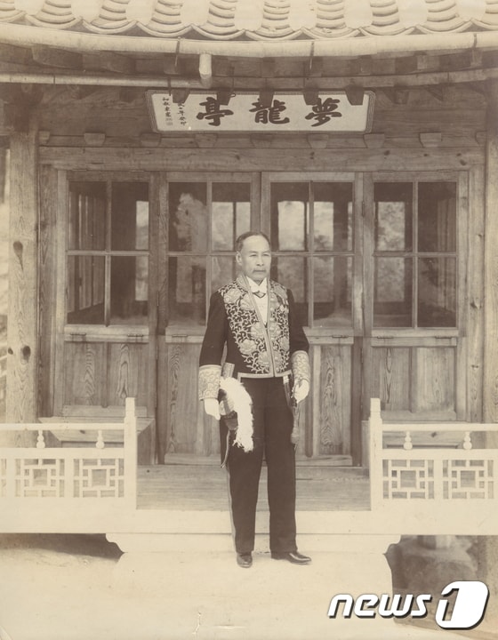 동농(東農) 김가진(金嘉鎭 1846~1922)이 문관(文官) 복장을 착용한 모습을 촬영한 사진이다. 김가진은 일제강점기 대동단 및 대한민국 임시정부 요인으로 활약했다.  (대한민국임시정부기념사업회장 김자동 소장) 이하 민속박물관 제공  ⓒ News1