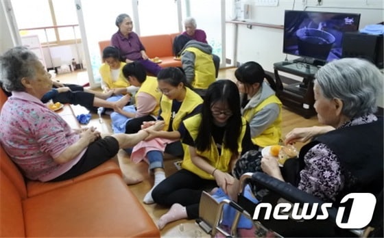 어르신들에게 발마사지를 해드리고 있는 학생들.(용인시 청소년미래재단 제공)ⓒ News1