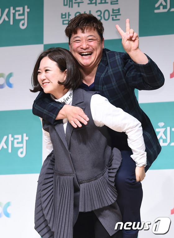 JTBC ‘님과 함께 시즌2-최고(高)의 사랑’에 출연한 김숙(왼쪽)과 윤정수. 두 사람은 가상 부부로 출연하며 많은 인기를 얻었다. ⓒ News1