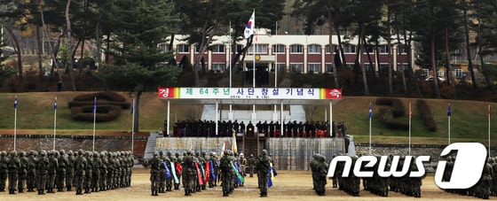 강원도 화천 주둔 육군 15보병사단은 8일 사단 연병장에서 창설 64주년 기념행사를 진행하고 있다.(15사단제공)2016.11.8/뉴스1 ⓒ News1 홍성우 기자