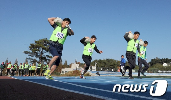  환경미화원 공개 채용 체력검사 모습. 2016.11.9/뉴스1 ⓒ News1 