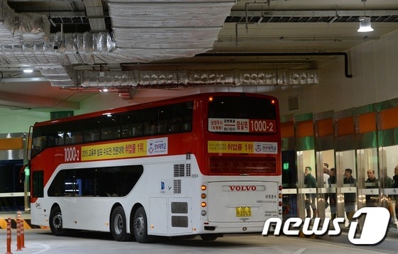 국내 최초 지하 터미널 형식 버스정류장인 '잠실광역환승센터' 개통식이 열린 1일 서울 송파구 송파대로 지하에 조성된 잠실광역환승센터에서 내빈 및 참석자들이 버스 시승체험을 하고 있다. 롯데월드타워와 롯데월드몰 건립에 따른 교통대책의 일환으로 만들어진 잠실광역환승센터는 잠실역 일대 송파대로 지하에 축구장 3개 크기에 달하는 1만 9937m²의 면적으로 조성돼 오는 3일부터 정식 운영된다. 경기 성남시와 구리시, 남양주시, 가평군 등을 오가는 경기권 광역버스 17개 노선과 출퇴근버스 등이 이곳에서 환승 하거나 정차한다. 2016.12.1 ⓒ News1 오대일 기자