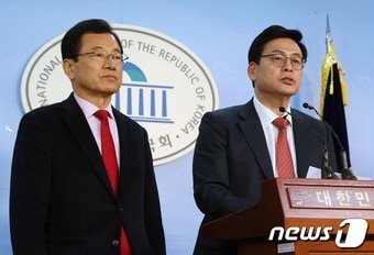 새누리당 정우택, 이현재 의원이 14일 서울 여의도 국회 정론관에서 원내대표와 정책위의장 출마 기자회견을 하고 있다. 2016.12.14/뉴스1 ⓒ News1 송원영 기자