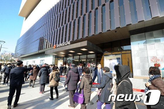 지난해 12월15일 대구 동구 신천동에 문을 연 동대구역복합환승센터. 대구신세계가 지은 지상 9층, 지하 7층의 이 건물에는 백화점과 KTX, 고속.시외버스터미널이 들어서 있다. 2016.12.15/뉴스1 ⓒ News1 이종현 기자