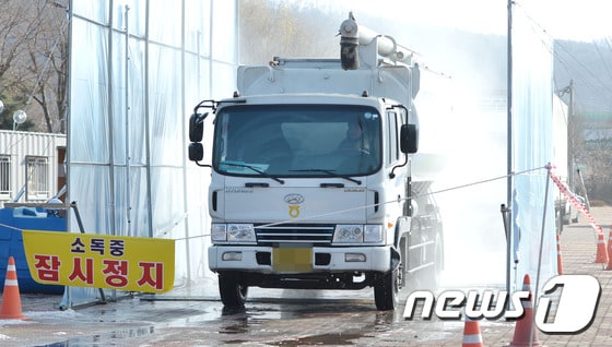 천안지역 산란계와 육용오리 등 가금류 농장 3곳에서 AI가 발생한 15일 오후 천안 삼거리 공원 인근에 설치된 거점 소독시설에서 차량을 소독 하고 있다. 2016.12.15/뉴스1 ⓒ News1 주기철 기자