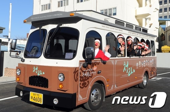대구 중구 근대골목 투어에 참여한 관광객들이 산타복장을 한채 청라버스에 올라타 손을 흔들고 있다. /뉴스1 ⓒ News1