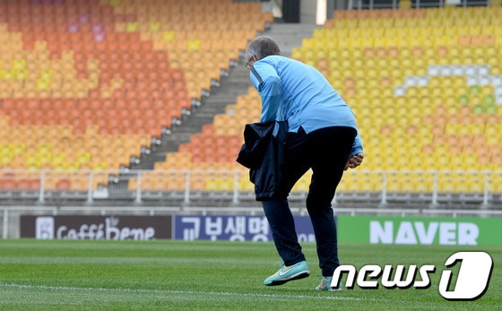 울리 슈틸리케 대표팀 감독은 한국 경기장의 질 떨어지는 잔디 상태를 지속적으로 지적하고 있다. ⓒ News1