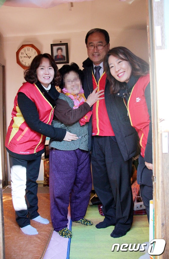 16일 경북지방우정청 우정사회봉사단원들이 대구 동구 홀몸노인 가정을 방문해 온열매트를 설치하고 어르신들과 담소를 나눴다. /사진제공=경북지방우정청ⓒ News1