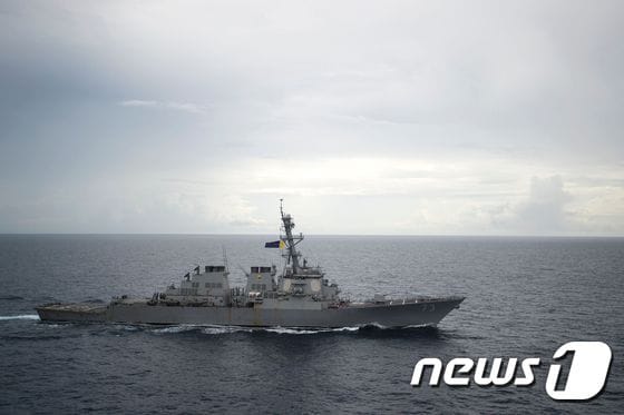 남중국해서 항해하는 미 구축함 디케이터(Decatur)호. 기사 내용과 무관. ⓒ AFP=뉴스1