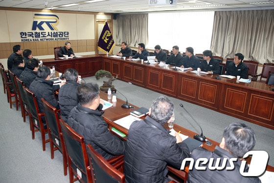 강영일 이사장이 지난 17일 철도공단 영남본부에서 동해남부선 공정점검회의를 주재하고 있다. (한국철도시설공단 제공) ⓒ News1