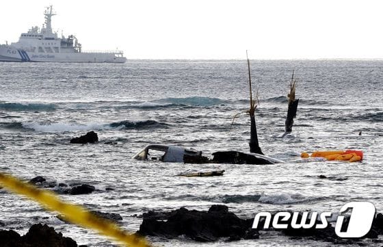 14일 일본 오키나와 나고 해상에 떠 있는 주일미 해병 수직이착륙기 오스프리 잔해들.·ⓒ AFP=뉴스1