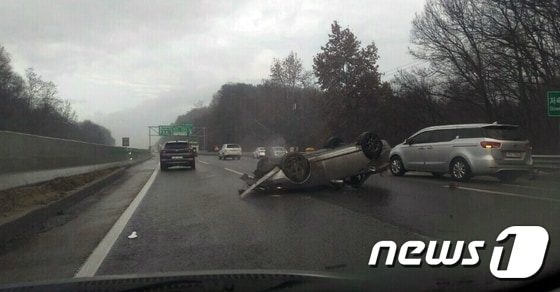 19일 오전 8시50분께 대전 서구 관저동 대전남부순환고속도로 상행선 서대전 IC 인근에서 조모씨(54)가 운전하는 벤츠 승용차가 빗길에 미끄러져 중앙분리대를 들이받고 전복됐다.(독자 제공)2016.12.19./뉴스1 ⓒ News1 박효익 기자