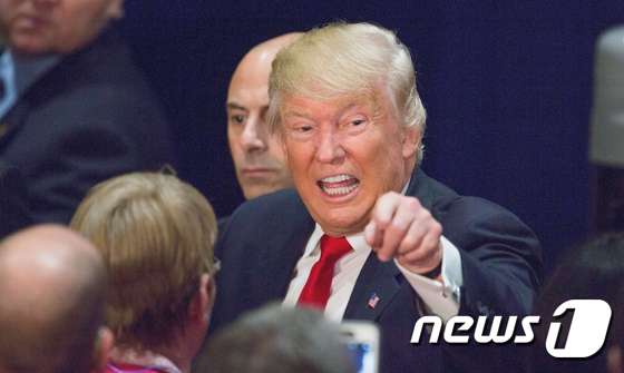 도널드 트럼프 미국 대통령 당선인이 1일 (현지시간) 인디애나 주 인디애나폴리스에서 캐리어 에어컨, 난방회사 근로자들의 환영을 받고 있다. ⓒ AFP=뉴스1 ⓒ News1 우동명 기자