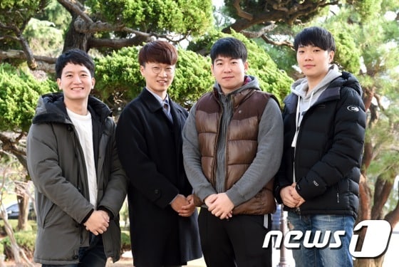 오토바이 매기열을 배달박스 보온용으로 사용하자는 설비기술 아이디어로 부경대 냉동공조학과 학생들이 2016 HAVC 경진대회에서 금상을 수상했다. 왼쪽부터 전선수(26), 이준호(26), 박재현(25), 김경훈(25)학생. (부경대 제공)ⓒ News1