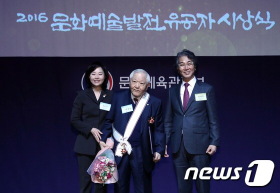 고 임영웅 대표(가운데)/뉴스1