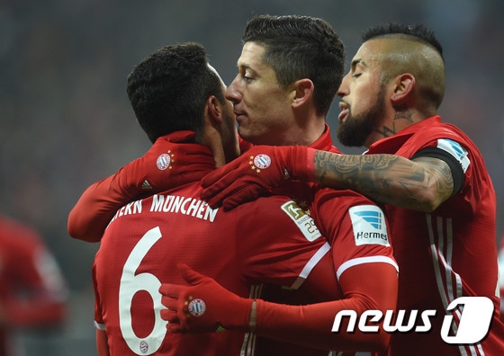 바이에른 뮌헨의 공격수 로베르트 레반도프스키(가운데)가 22일(한국시간) 독일 뮌헨의 알리안츠 아레나에서 열린 RB 라이프치히와의 2016-17 독일 분데스리가 16라운드에서 득점 후 동료들에게 축하를 받고 있다. ⓒ AFP=News1