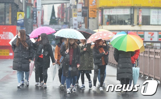 2일 대전·충남은 오전부터 저녁 사이 일부 지역에 눈이 내릴 것으로 예보됐다. 대전 동구 한 거리에서 시민들이 우산을 쓴 채 걷고 있다. /뉴스1 ⓒ News1
