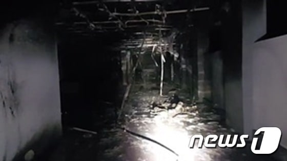 26일 오전 경남 거제시 장평동 A모텔 주차장에서 화재가 발생, 투숙객 18명이 긴급 대피했다.(경남소방본부 제공)ⓒ News1