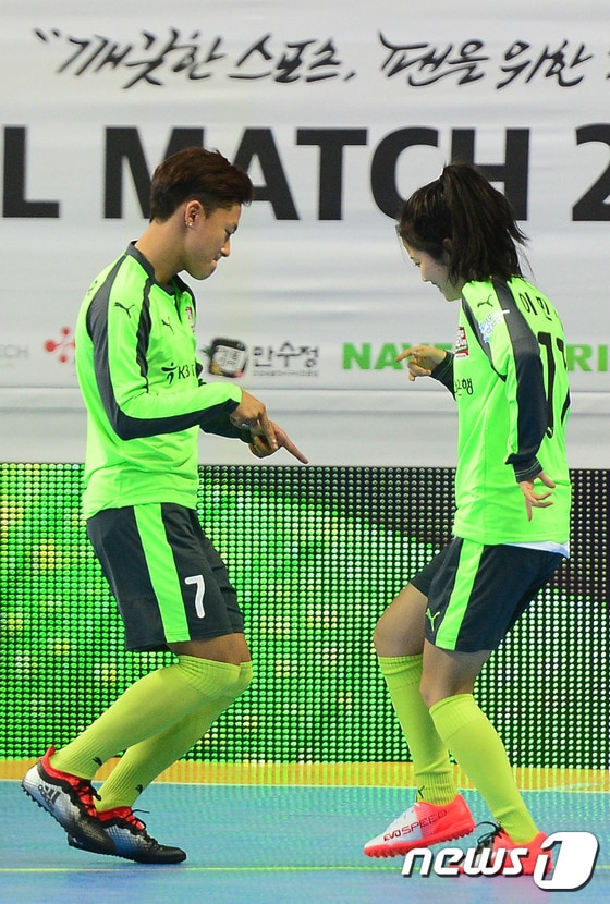 27일 오후 서울 중구 장충체육관에서 홍명보장학재단이 주최하는 'KEB 하나은행과 함께하는 셰어 더 드림 풋볼 매치 2016(SHARE THE DREAM FOOTBALL MATCH 2016)'이 열렸다. 희망팀 이민아와 이승우가 댄스 세레모니를 펼치고 있다. 2016.12.27/뉴스1 ⓒ News1 최현규 기자