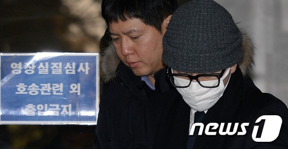 '대한항공 기내난동 사건' 피의자 임범준씨가 지난달 29일 오후 인천지법에서 열린 구속 전 피의자심문(영장실질심사)을 받고 호송차에 탑승하고 있다. ⓒ News1