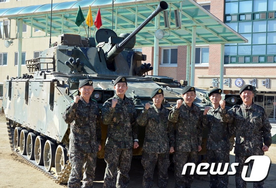 육군 제11기계화보병사단 돌격대대 미담의 주인공들이 단체사진을 촬영하고 있다.(육군 제11기계화보병사단 제공) ⓒ News1