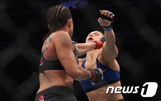1년1개월여만에 복귀전에 나선 론다 로우지(미국·오른쪽)가 31일(한국시간) 미국 라스베이거스 T-모바일 아레나에서 열린 UFC 207 메인 경기에서 아만다 누네스(브라질)에 48초만에 KO패 당했다. ⓒ AFP=News1