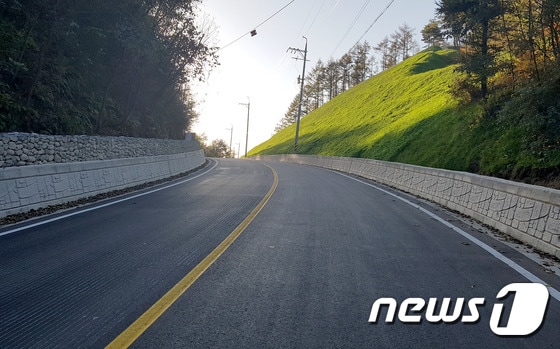 인제읍 가리산리 산1-8 급경사지 정비사업이 완료된 모습. (인제군 제공) 201612.5/뉴스1 ⓒ News1 고재교 기자