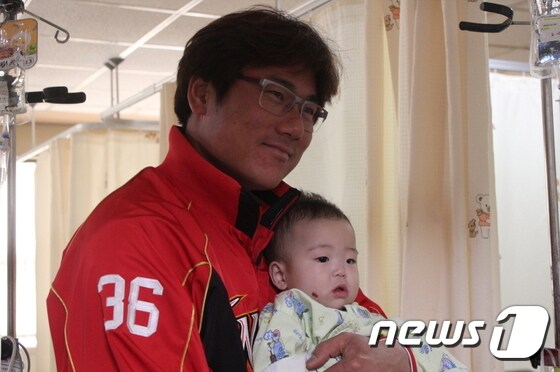 SK 와이번스의 박정권(35)이 사랑의 골든글러브상을 받는다. (KBO 제공) ⓒ News1
