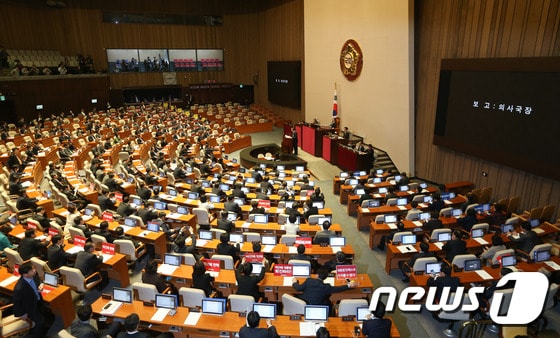 박근혜 대통령 탄핵표결을 하루 앞둔 8일 서울 여의도 국회에서 열린 본회의에서 권영진 국회사무처 의사국장이 탄핵안 발의 등을 보고하고 있다. 2016.12.8/뉴스1 ⓒ News1 허경 기자